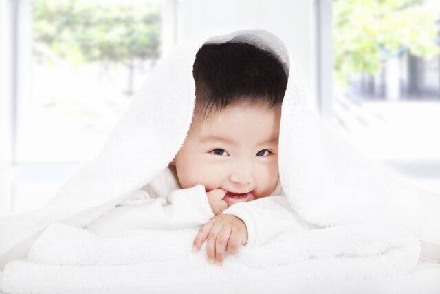 제목 : “예쁜 건 본능적으로 안다”…말 못하는 4개월 아기도 눈 못 떼